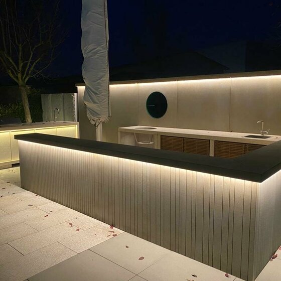 Naturstein Bar mit LED Unterleuchtung für stilvolle Außenbereiche