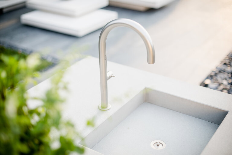 Detailaufnahme Outdoorküche Detailaufnahme von Kanfanar Kalkstein Waschbecken und Edelstahl Wasserhahn