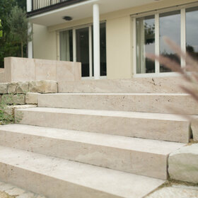 Blockstufen Treppe aus Naturstein für robuste und stilvolle Gartengestaltung