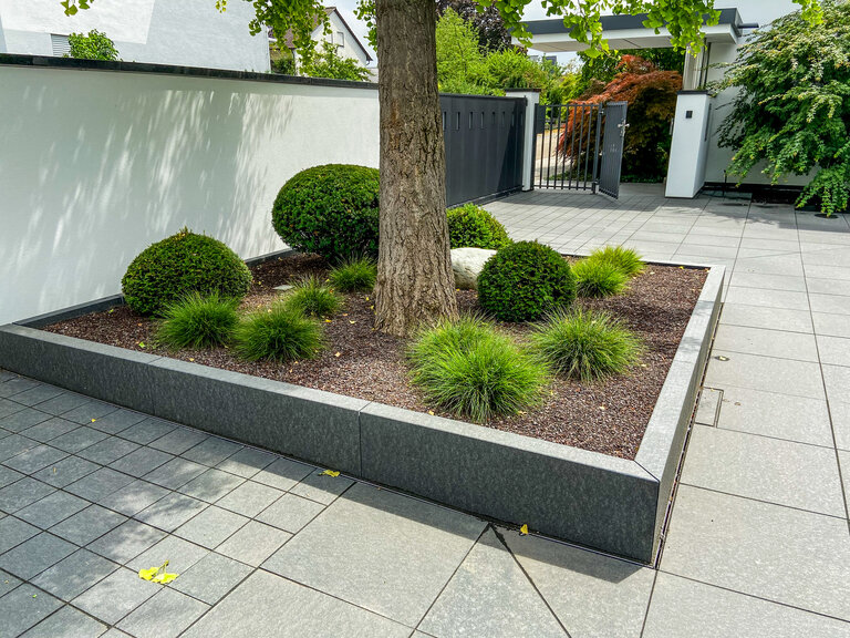 Hochbeet Einfassung aus Nero Assoluto Naturstein für moderne Gartenprojekte