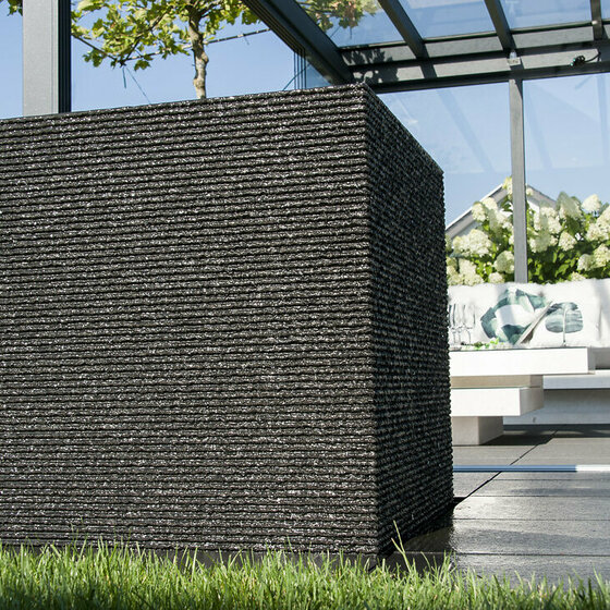 Wasserelemente aus Nero Assoluto Gabbro für stilvolle Gartenanlagen