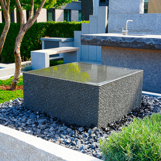 Weiterer Negro Nacional Zebrato Quellstein aus Naturstein für elegante Wasserspiele
