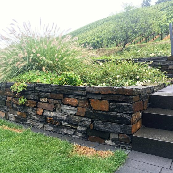 Mauersteine aus Schiefer für dekorative Gartenmauern