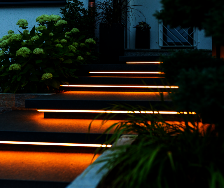 Schwebstufen aus Nero Assoluto mit LED-Unterleuchtung.
