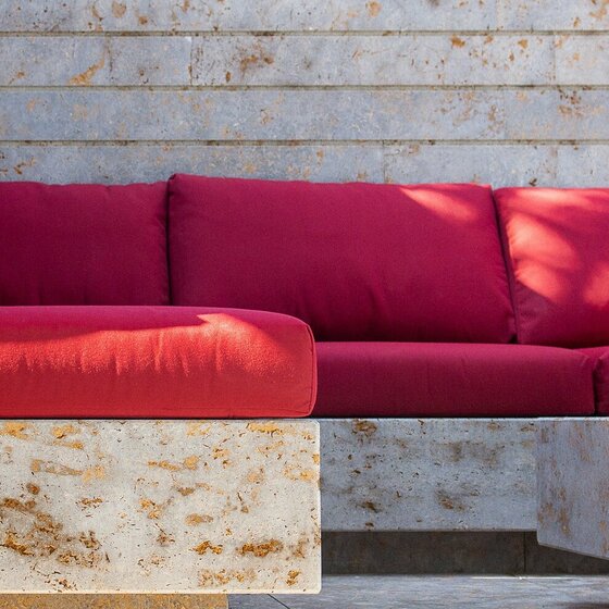 Lounge Möbel aus Marrone Muschelkalk für stilvolle Außenbereiche