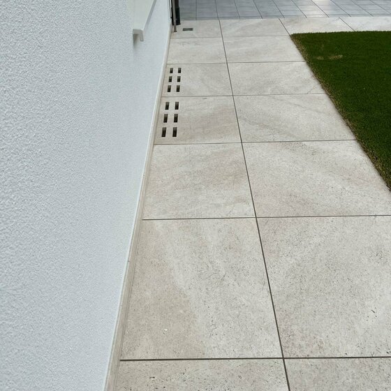 Lichtschachtabdeckungen aus Naturstein für sichere und elegante Lösungen