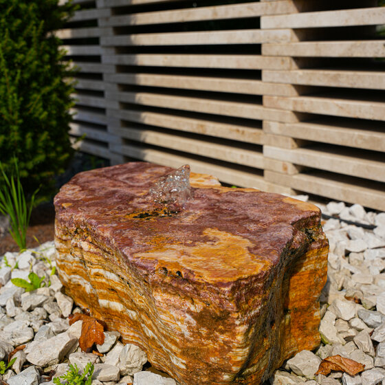 Onyx Findling Quellstein aus Naturstein für einzigartige Wasserspiele