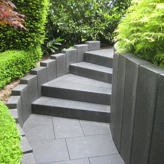 Blockstufen aus Nero Assoluto Naturstein für elegante Treppen