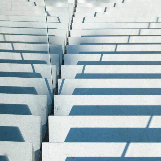Stufen aus Bianco Adria Kalkstein für Außenanlagen