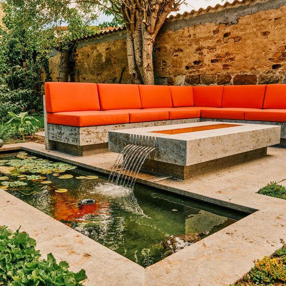 Marrone Lounge Möbel mit Wassertisch und orangener Polsterung