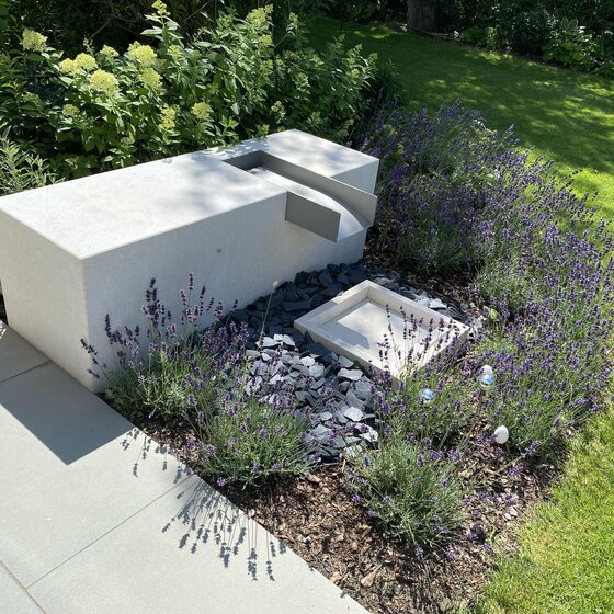 Wasserschütte aus Bianco Adria Naturstein für elegante Gartengestaltung