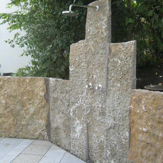 Outdoor Dusche aus Muschelkalk Kruste für natürliche und robuste Gärten