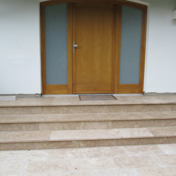 Tritt- und Stellstufen aus Finca beige Naturstein für elegante Treppen