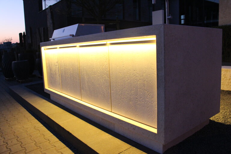 Outdoor Küche mit LED-Unterleuchtung Outdoor Küche aus Kanfanar Kalkstein mit LED-Beleuchtung