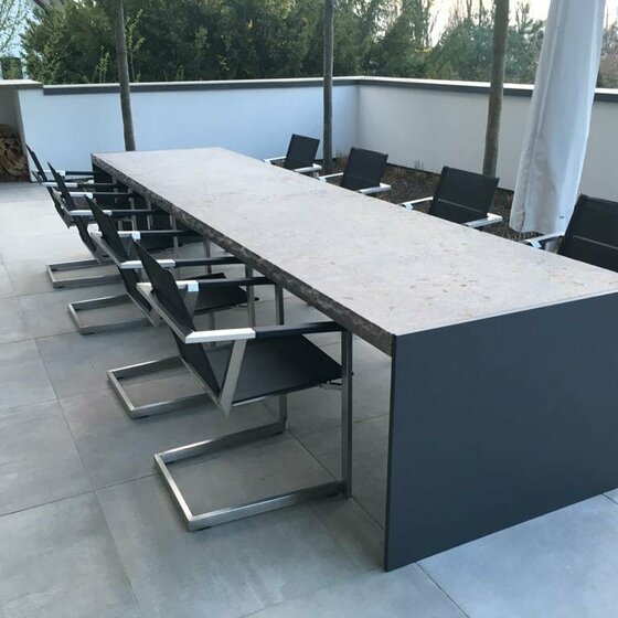 Tisch mit Marrone Naturstein Tischplatte für elegante Außenanlagen