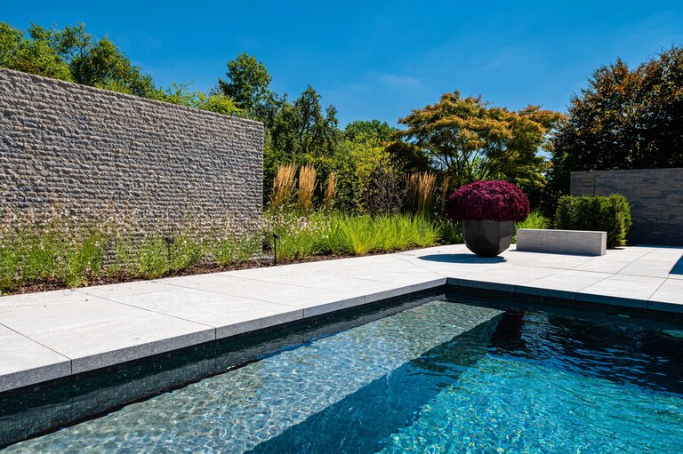 Detailaufnahme Argento Poolrandplatten und Wandverblender im Gartenprojekt