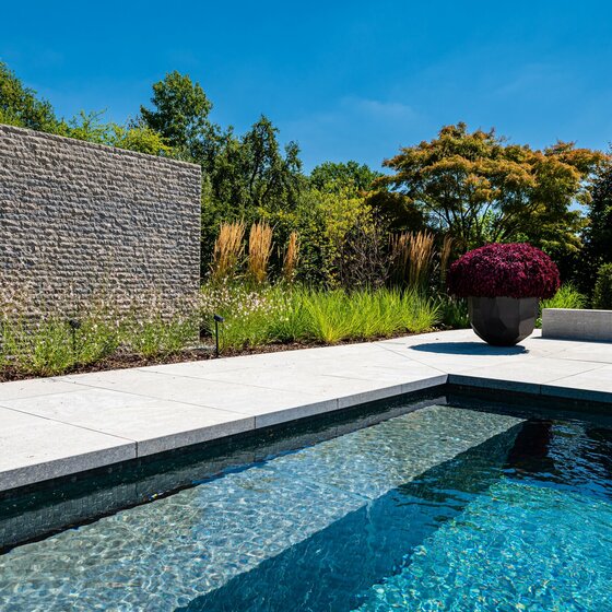 Detailaufnahme Argento Poolrandplatten und Wandverblender im Gartenprojekt