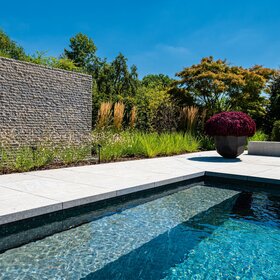 Detailaufnahme Argento Poolrandplatten und Wandverblender im Gartenprojekt