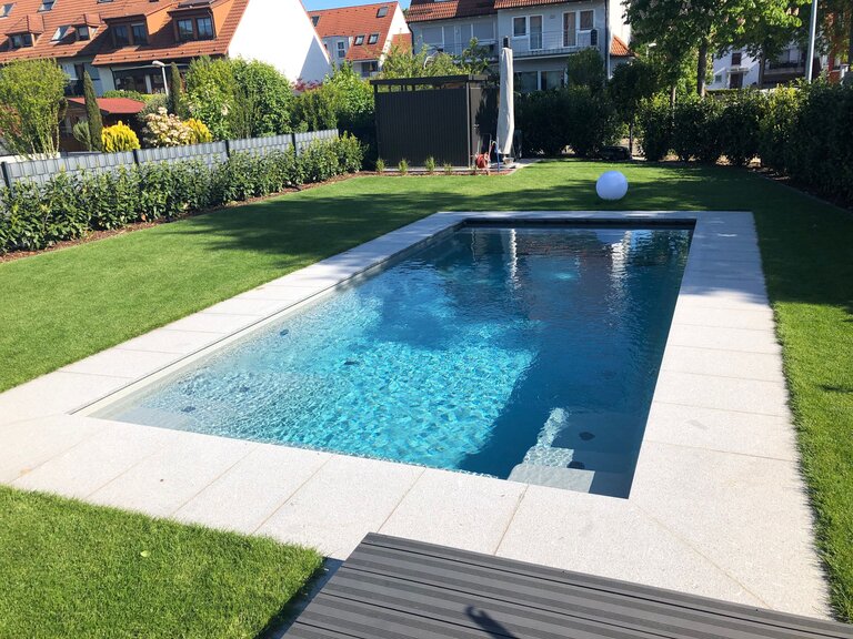 Poolprojekt mit Otelo Granit für Poolrand- und Bodenplatten