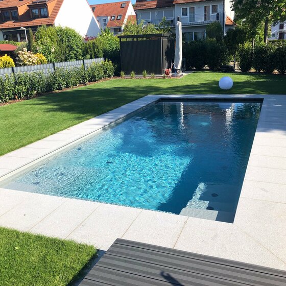 Poolprojekt mit Otelo Granit für Poolrand- und Bodenplatten