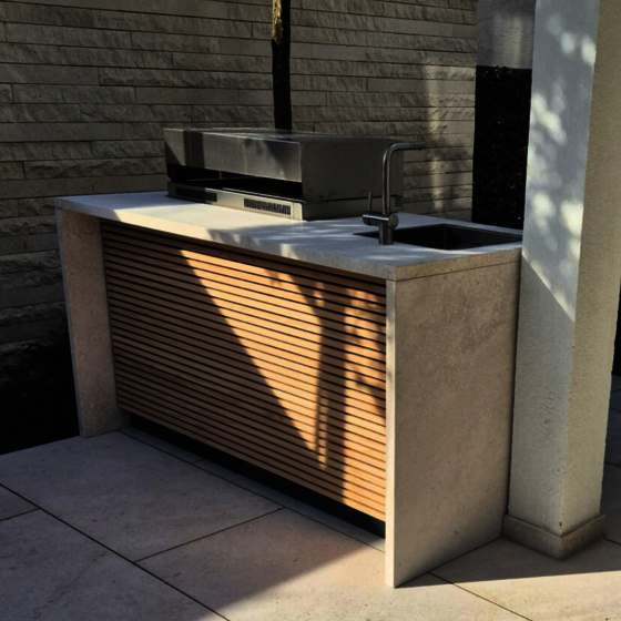 Bianco Adria Naturstein mit Holz in Outdoor Küchenzeile