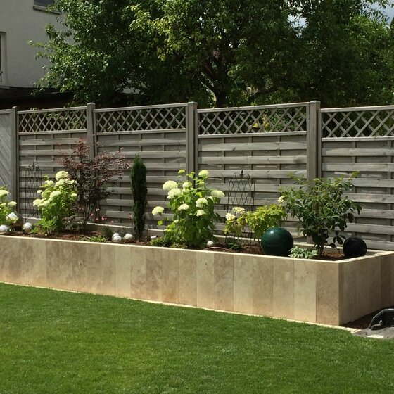 Finca beige Hochbeet Einfassung aus Naturstein für elegante Gartengestaltung