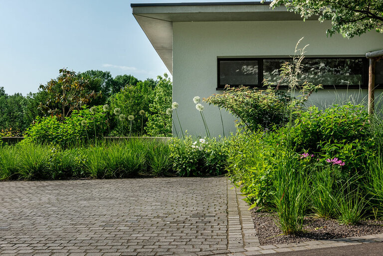 Gartenprojekt mit Basaltlava Pflastersteinen für Wege und Plätze