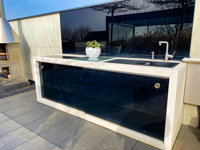 Quadro Glas Outdoor Küche aus Bianco Adria mit dunklen Glaselementen