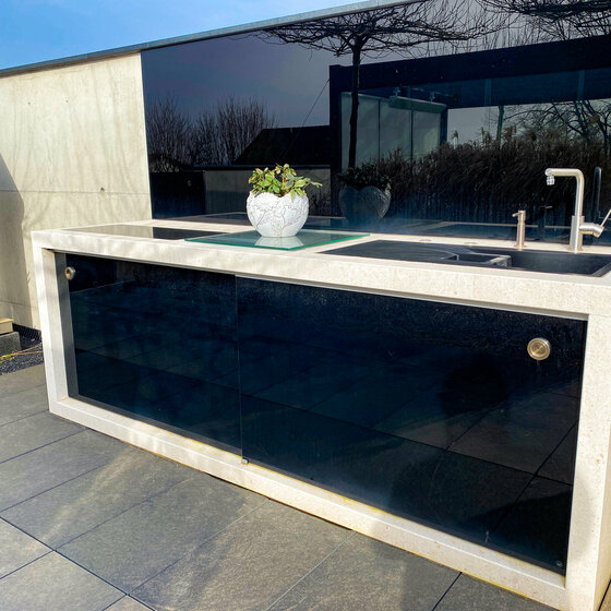 Quadro Glas Outdoor Küche aus Bianco Adria mit dunklen Glaselementen