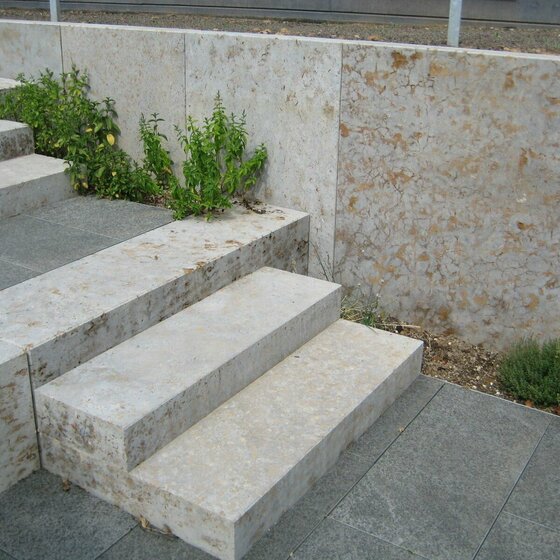 Stufen und Einfassungen aus Marrone Muschelkalk für Gartenanlagen