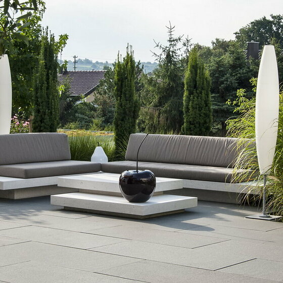 Quadro Lounge Bianco Adria mit hellgrauer Polsterung im minimalistischen Stil