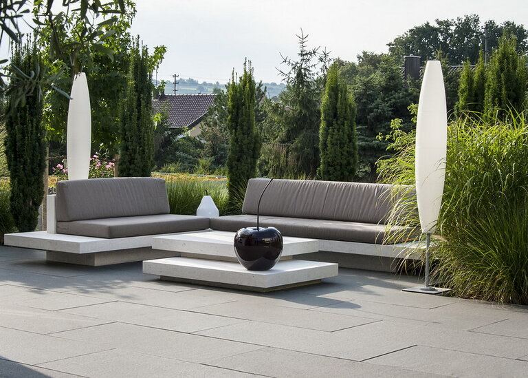 Quadro Lounge Bianco Adria mit hellgrauer Polsterung im minimalistischen Stil