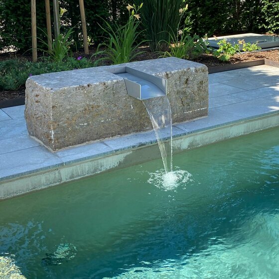Wasserelemente aus Argento Muschelkalkstein für Garten und Pool