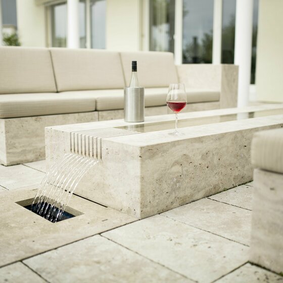 Lounge Möbel aus Finca Beige Travertin für stilvolle Außenbereiche