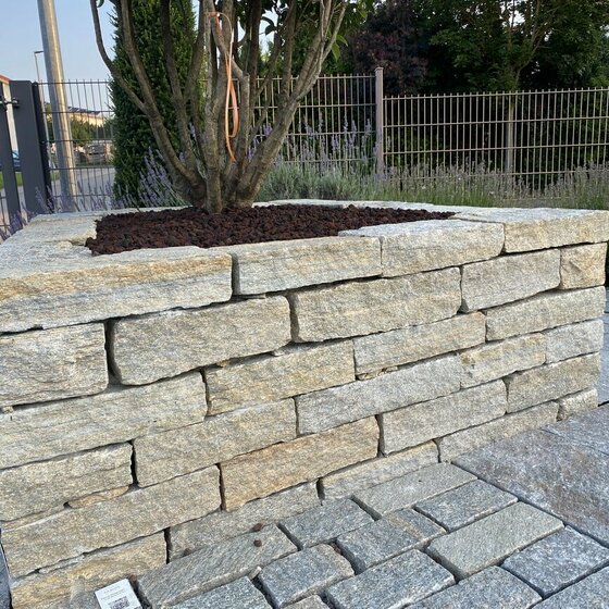 Mauersteine aus Bagnolo Gneis für stabile Gartenmauern