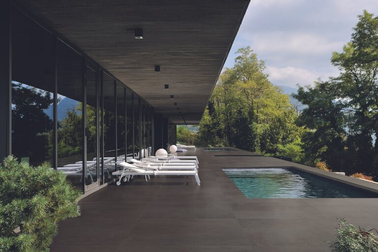 Poolprojekt mit Marrone Keramik Boden- und Poolrandplatten
