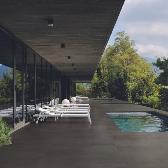 Poolprojekt mit Marrone Keramik Boden- und Poolrandplatten