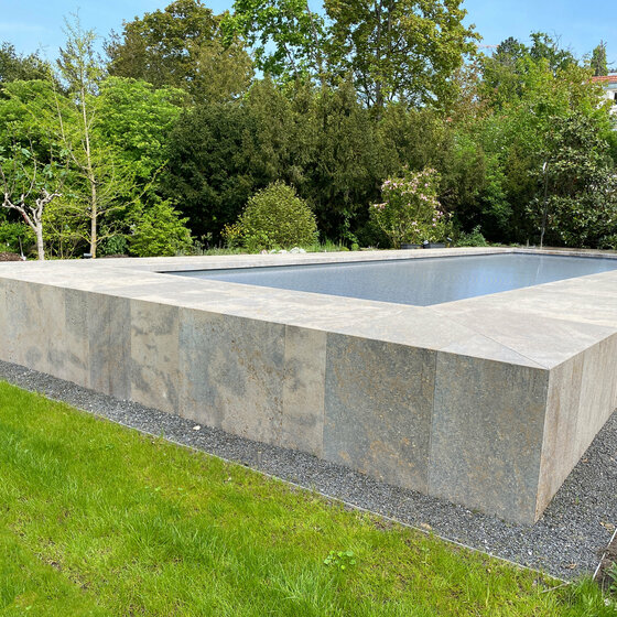 Weitere Winkelstufen aus Marrone Naturstein für elegante Treppenkonzepte