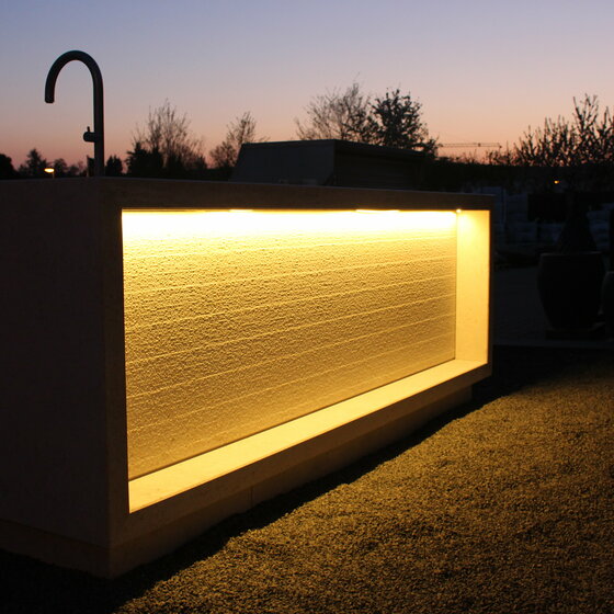 Outdoor Küche aus Kanfanar Naturstein mit LED Unterleuchtung für elegante Gärten