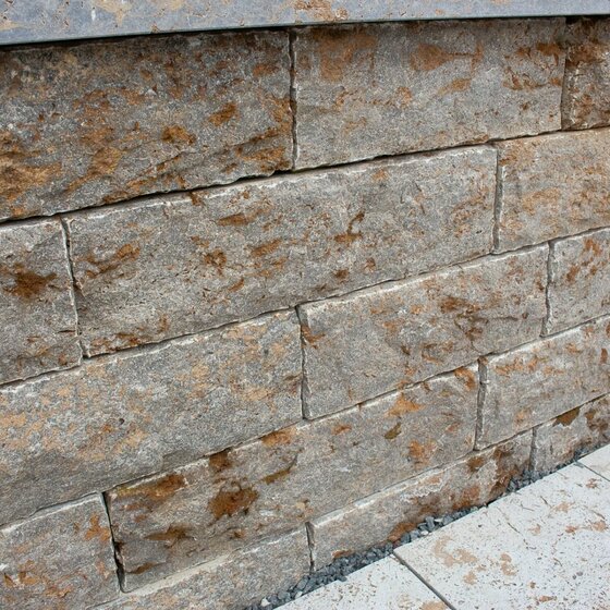 Mauersteine aus Marrone Muschelkalk für dekorative Gartenmauern