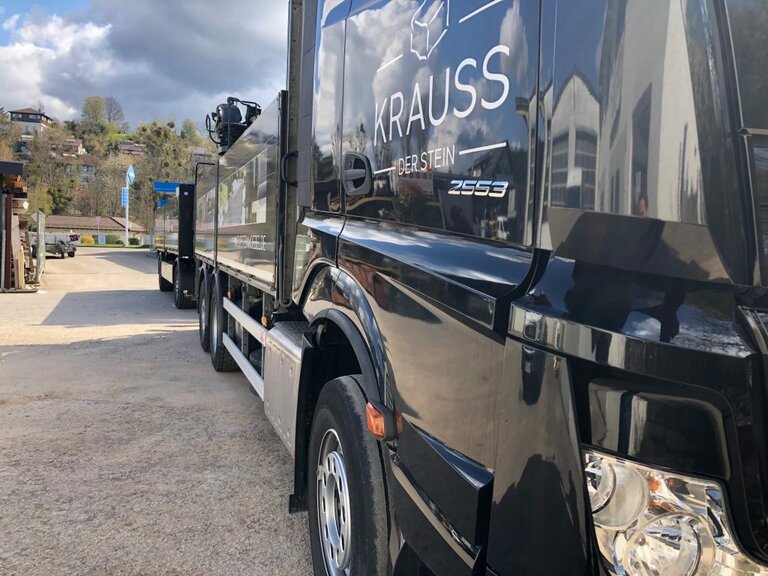 Nahaufnahme hauseigener KRAUSS DER STEIN LKW
