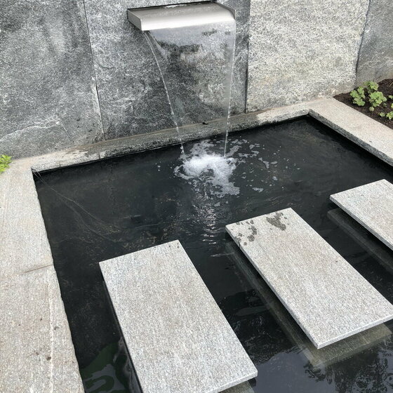 Wasserfall aus Maggia Naturstein für beeindruckende Gartenprojekte