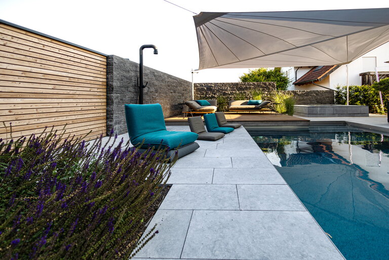Gartenprojekt mit Belgisch Blau Naturstein, Symbol für Qualität und Beständigkeit