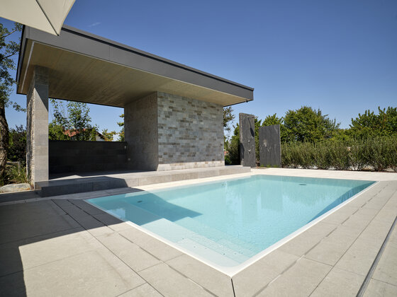 Infinity Pool mit umlaufender Rinne 