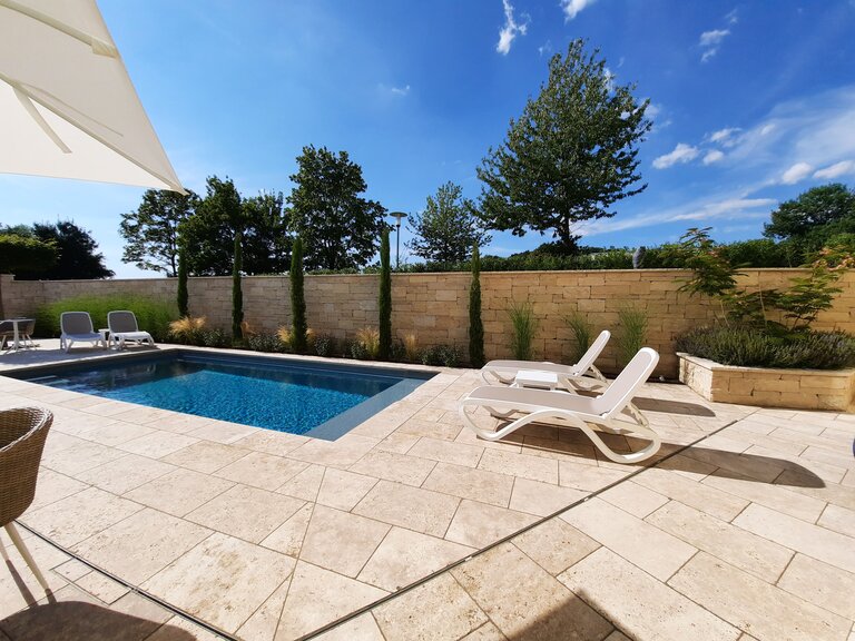 Poolprojekt mit Finca Beige Travertin, gebürstete Oberfläche, für Boden- und Poolrandplatten sowie Mauersteine