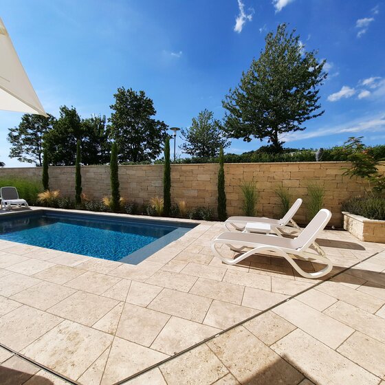 Finca Beige Poolrandplatten aus Naturstein für mediterrane Poolumrandungen