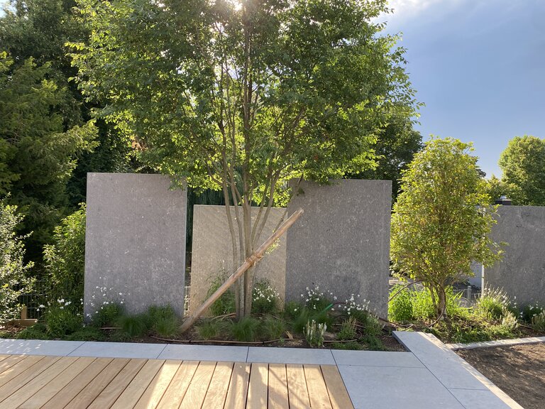 Belgisch Blau Sichtschutz Stelen mit Rigato Oberfläche für exklusive Gartenprojekte