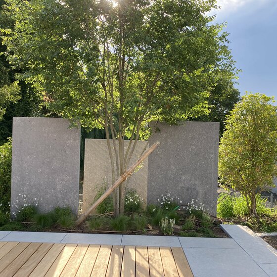 Belgisch Blau Sichtschutz Stelen mit Rigato Oberfläche für exklusive Gartenprojekte