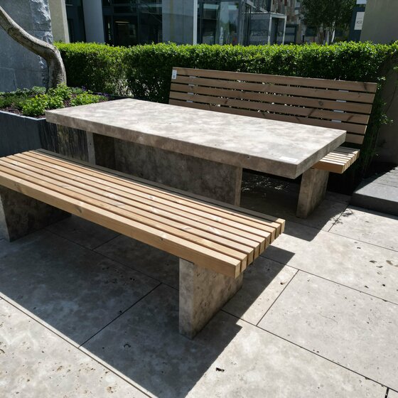 Natural Design Tische und Bänke mit Holzelementen für natürliche Außenanlagen