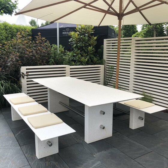 Fino Design Tische und Bänke mit dünnen Platten für elegante Gärten
